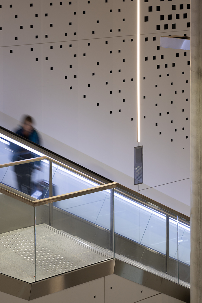 Reportage photographique de la station Oullins du Métro ligne B, à Lyon, pour l’ Atelier Schall Architectes Associés.
Exploitants : Keolis
Maitres d’Ouvrage : Sytral
Bureaux d’études : Groupement Melyes (Egis Rail et Systra)
Oeuvre d’Art : Vincent Broquai