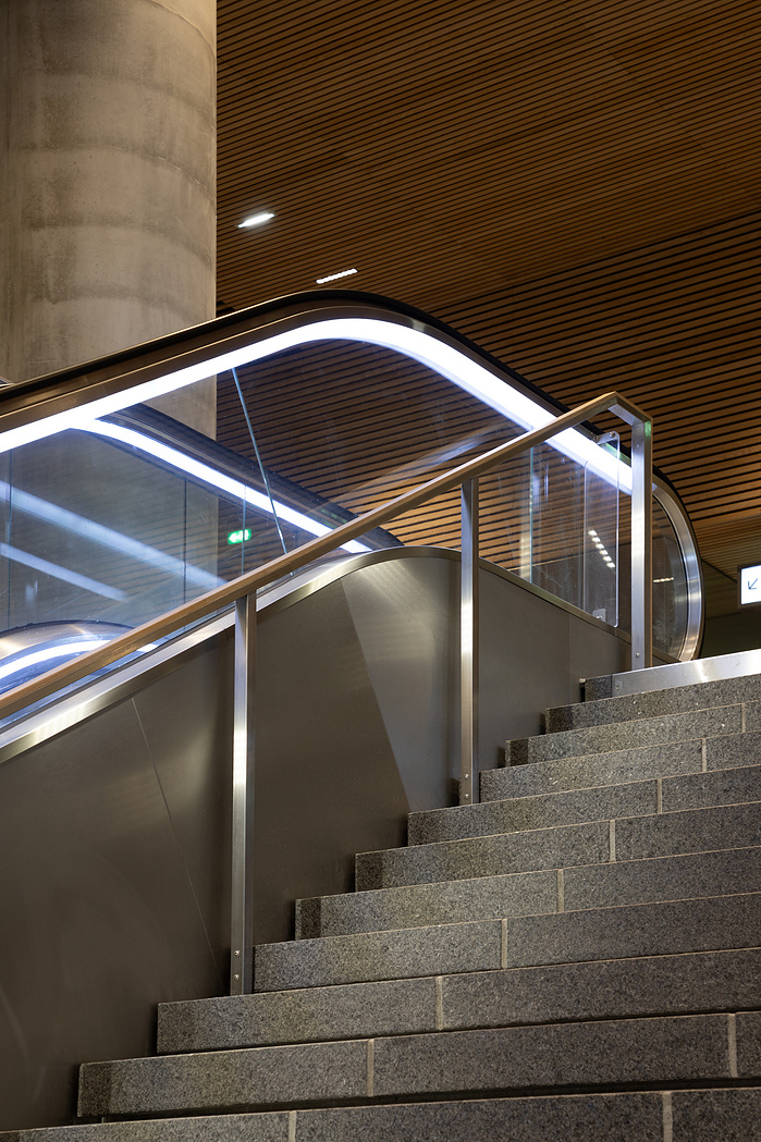 Reportage photographique de la station Oullins du Métro ligne B, à Lyon, pour l’ Atelier Schall Architectes Associés.
Exploitants : Keolis
Maitres d’Ouvrage : Sytral
Bureaux d’études : Groupement Melyes (Egis Rail et Systra)
Oeuvre d’Art : Vincent Broquai