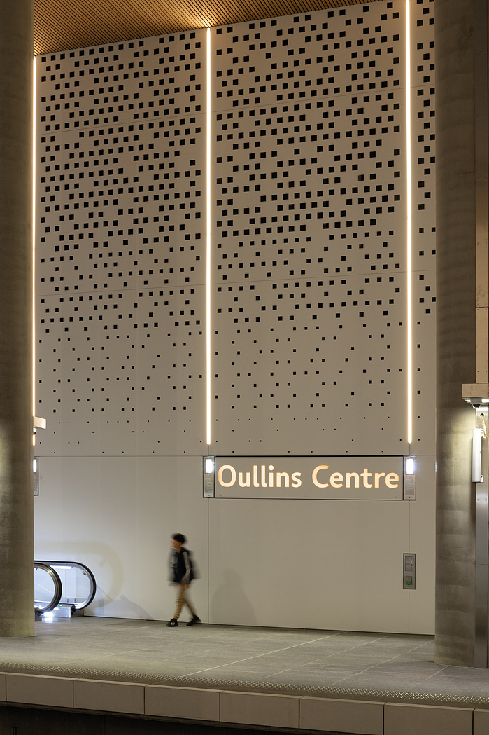 Reportage photographique de la station Oullins du Métro ligne B, à Lyon, pour l’ Atelier Schall Architectes Associés.
Exploitants : Keolis
Maitres d’Ouvrage : Sytral
Bureaux d’études : Groupement Melyes (Egis Rail et Systra)
Oeuvre d’Art : Vincent Broquai