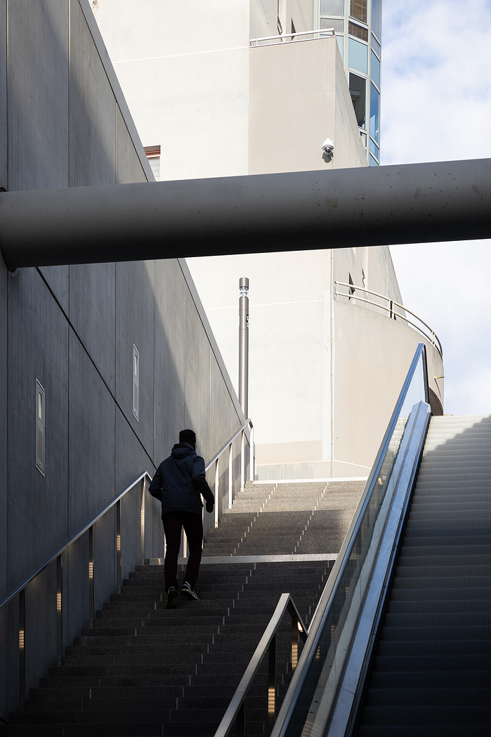 Reportage photographique de la station Oullins du Métro ligne B, à Lyon, pour l’ Atelier Schall Architectes Associés.
Exploitants : Keolis
Maitres d’Ouvrage : Sytral
Bureaux d’études : Groupement Melyes (Egis Rail et Systra)
Oeuvre d’Art : Vincent Broquai
