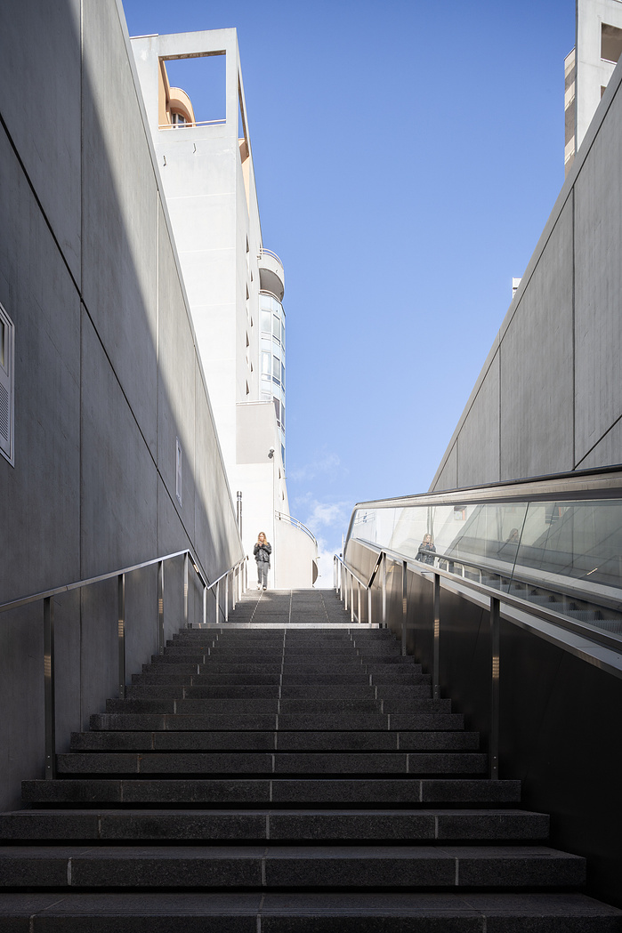 Reportage photographique de la station Oullins du Métro ligne B, à Lyon, pour l’ Atelier Schall Architectes Associés.
Exploitants : Keolis
Maitres d’Ouvrage : Sytral
Bureaux d’études : Groupement Melyes (Egis Rail et Systra)
Oeuvre d’Art : Vincent Broquai