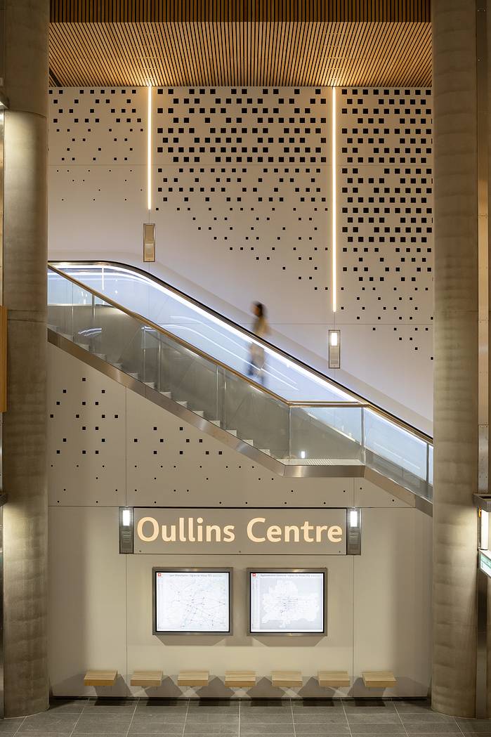 Reportage photographique de la station Oullins du Métro ligne B, à Lyon, pour l’ Atelier Schall Architectes Associés.
Exploitants : Keolis
Maitres d’Ouvrage : Sytral
Bureaux d’études : Groupement Melyes (Egis Rail et Systra)
Oeuvre d’Art : Vincent Broquai
