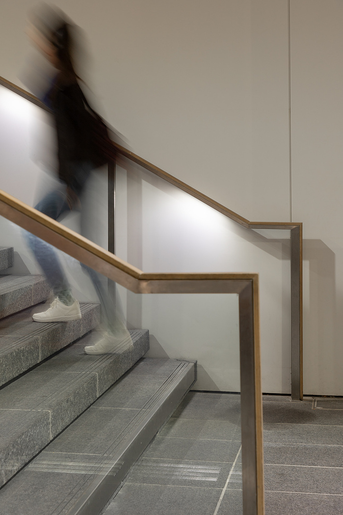 Reportage photographique de la station Oullins du Métro ligne B, à Lyon, pour l’ Atelier Schall Architectes Associés.
Exploitants : Keolis
Maitres d’Ouvrage : Sytral
Bureaux d’études : Groupement Melyes (Egis Rail et Systra)
Oeuvre d’Art : Vincent Broquai