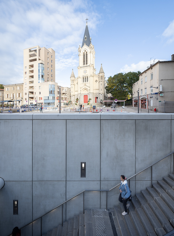 Reportage photographique de la station Oullins du Métro ligne B, à Lyon, pour l’ Atelier Schall Architectes Associés.
Exploitants : Keolis
Maitres d’Ouvrage : Sytral
Bureaux d’études : Groupement Melyes (Egis Rail et Systra)
Oeuvre d’Art : Vincent Broquai