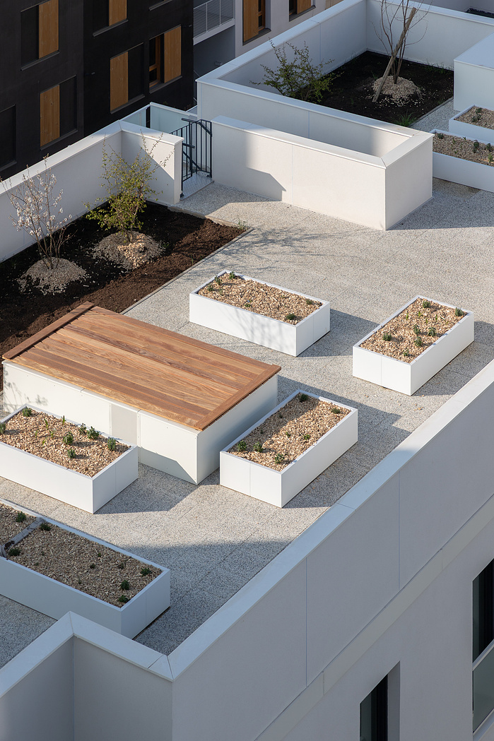 Reportage photo des logements réalisés par AEC Architectes à la ZAC Gare des Ardoines, Vitry sur Seine. Un projet lumineux et paysager en son centre qui émerge des chantiers environnants de la ZAC, encore en construction. Architectes : AEC Architectes, M