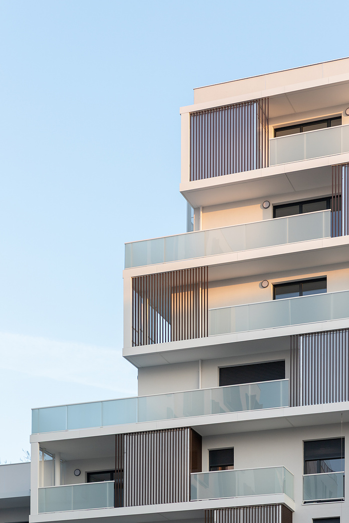 Reportage photo des logements réalisés par AEC Architectes à la ZAC Gare des Ardoines, Vitry sur Seine. Un projet lumineux et paysager en son centre qui émerge des chantiers environnants de la ZAC, encore en construction. Architectes : AEC Architectes, M