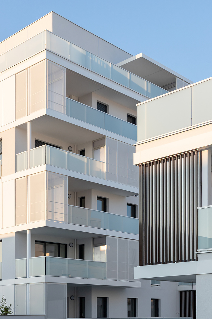 Reportage photo des logements réalisés par AEC Architectes à la ZAC Gare des Ardoines, Vitry sur Seine. Un projet lumineux et paysager en son centre qui émerge des chantiers environnants de la ZAC, encore en construction. Architectes : AEC Architectes, M