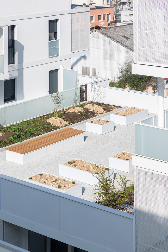 Reportage photo des logements réalisés par AEC Architectes à la ZAC Gare des Ardoines, Vitry sur Seine. Un projet lumineux et paysager en son centre qui émerge des chantiers environnants de la ZAC, encore en construction. Architectes : AEC Architectes, M