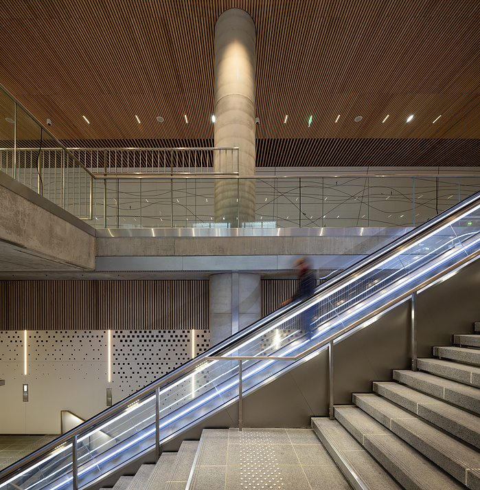 Reportage photographique de la station Oullins du Métro ligne B, à Lyon, pour l’ Atelier Schall Architectes Associés.
Exploitants : Keolis
Maitres d’Ouvrage : Sytral
Bureaux d’études : Groupement Melyes (Egis Rail et Systra)
Oeuvre d’Art : Vincent Broquai