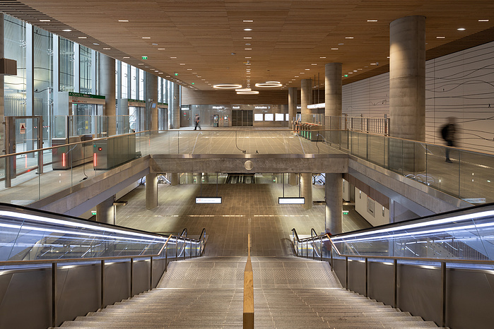 Reportage photographique de la station Oullins du Métro ligne B, à Lyon, pour l’ Atelier Schall Architectes Associés.
Exploitants : Keolis
Maitres d’Ouvrage : Sytral
Bureaux d’études : Groupement Melyes (Egis Rail et Systra)
Oeuvre d’Art : Vincent Broquai