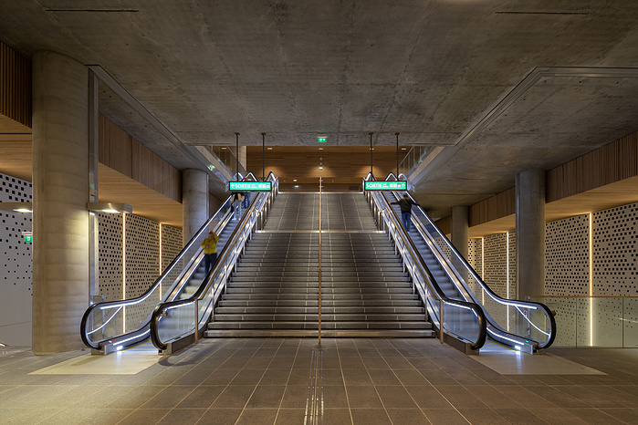 Reportage photographique de la station Oullins du Métro ligne B, à Lyon, pour l’ Atelier Schall Architectes Associés.
Exploitants : Keolis
Maitres d’Ouvrage : Sytral
Bureaux d’études : Groupement Melyes (Egis Rail et Systra)
Oeuvre d’Art : Vincent Broquai