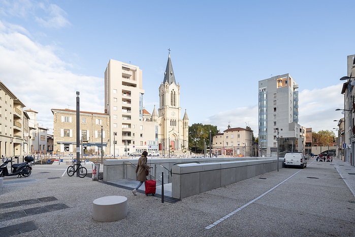 Reportage photographique de la station Oullins du Métro ligne B, à Lyon, pour l’ Atelier Schall Architectes Associés.
Exploitants : Keolis
Maitres d’Ouvrage : Sytral
Bureaux d’études : Groupement Melyes (Egis Rail et Systra)
Oeuvre d’Art : Vincent Broquai