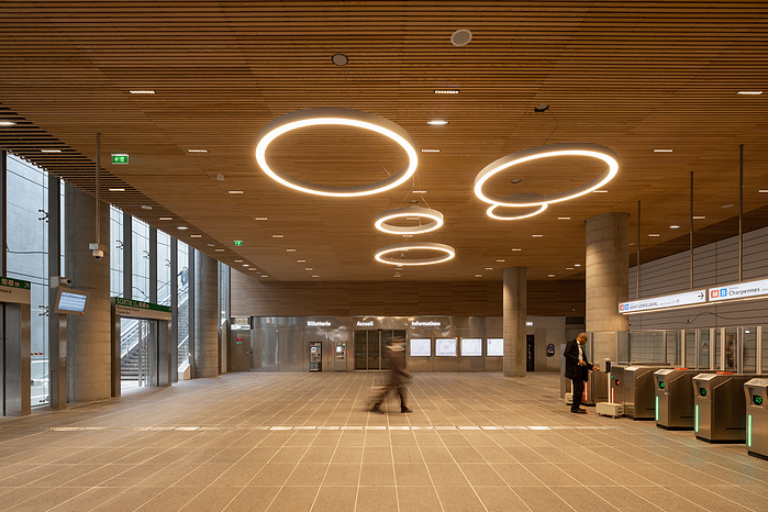Reportage photographique de la station Oullins du Métro ligne B, à Lyon, pour l’ Atelier Schall Architectes Associés.
Exploitants : Keolis
Maitres d’Ouvrage : Sytral
Bureaux d’études : Groupement Melyes (Egis Rail et Systra)
Oeuvre d’Art : Vincent Broquai