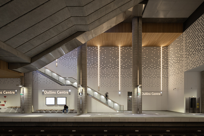 Reportage photographique de la station Oullins du Métro ligne B, à Lyon, pour l’ Atelier Schall Architectes Associés.
Exploitants : Keolis
Maitres d’Ouvrage : Sytral
Bureaux d’études : Groupement Melyes (Egis Rail et Systra)
Oeuvre d’Art : Vincent Broquai