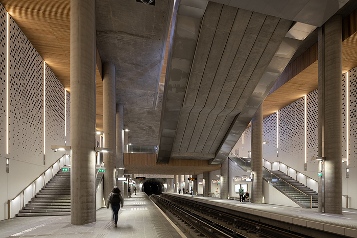 Reportage photographique de la station Oullins du Métro ligne B, à Lyon, pour l’ Atelier Schall Architectes Associés.
Exploitants : Keolis
Maitres d’Ouvrage : Sytral
Bureaux d’études : Groupement Melyes (Egis Rail et Systra)
Oeuvre d’Art : Vincent Broquai