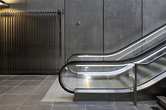 Reportage photographique de la station Oullins du Métro ligne B, à Lyon, pour l’ Atelier Schall Architectes Associés.
Exploitants : Keolis
Maitres d’Ouvrage : Sytral
Bureaux d’études : Groupement Melyes (Egis Rail et Systra)
Oeuvre d’Art : Vincent Broquai
