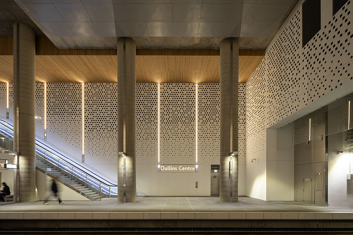 Reportage photographique de la station Oullins du Métro ligne B, à Lyon, pour l’ Atelier Schall Architectes Associés.
Exploitants : Keolis
Maitres d’Ouvrage : Sytral
Bureaux d’études : Groupement Melyes (Egis Rail et Systra)
Oeuvre d’Art : Vincent Broquai