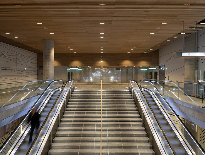 Reportage photographique de la station Oullins du Métro ligne B, à Lyon, pour l’ Atelier Schall Architectes Associés.
Exploitants : Keolis
Maitres d’Ouvrage : Sytral
Bureaux d’études : Groupement Melyes (Egis Rail et Systra)
Oeuvre d’Art : Vincent Broquai
