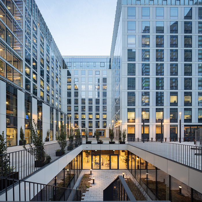 Reportage photo de la rénovation de l'immeuble Lightwell, à La Défense, pour Unibail Rodamco Westfield.Architecte mandataire : Barthélémy Griño, Lightwell, Puteaux, France, 2024, Architecture Intérieure : Saguez & Partners, ADAGP Paris.