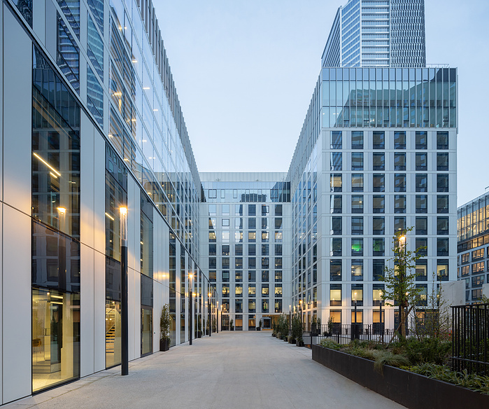 Reportage photo de la rénovation de l'immeuble Lightwell, à La Défense, pour Unibail Rodamco Westfield.Architecte mandataire : Barthélémy Griño, Lightwell, Puteaux, France, 2024, Architecture Intérieure : Saguez & Partners, ADAGP Paris.