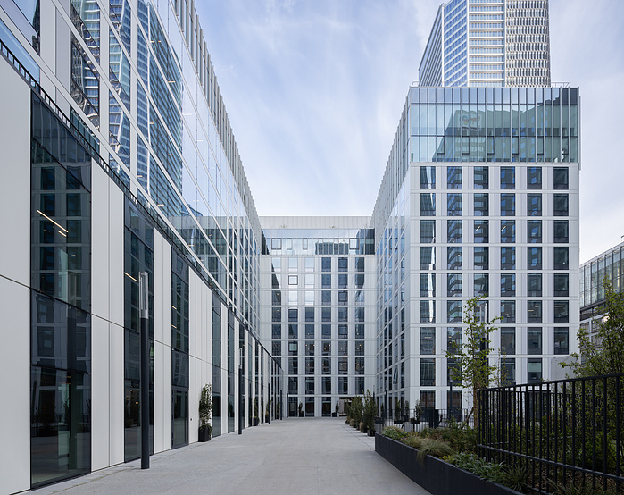 Reportage photo de la rénovation de l'immeuble Lightwell, à La Défense, pour Unibail Rodamco Westfield.Architecte mandataire : Barthélémy Griño, Lightwell, Puteaux, France, 2024, Architecture Intérieure : Saguez & Partners, ADAGP Paris.