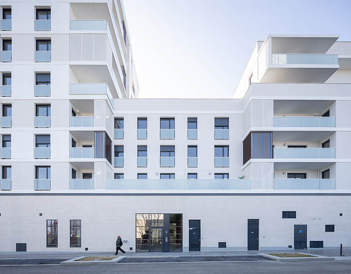 Reportage photo des logements réalisés par AEC Architectes à la ZAC Gare des Ardoines, Vitry sur Seine. Un projet lumineux et paysager en son centre qui émerge des chantiers environnants de la ZAC, encore en construction. Architectes : AEC Architectes, M