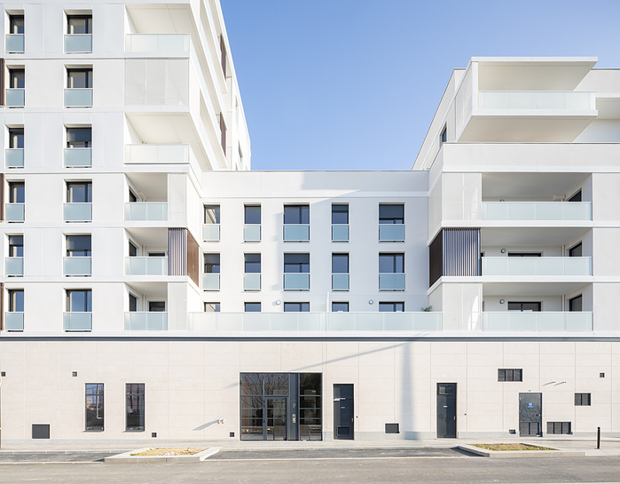 Reportage photo des logements réalisés par AEC Architectes à la ZAC Gare des Ardoines, Vitry sur Seine. Un projet lumineux et paysager en son centre qui émerge des chantiers environnants de la ZAC, encore en construction. Architectes : AEC Architectes, M