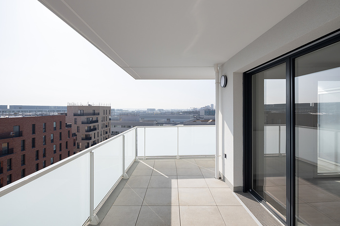 Reportage photo des logements réalisés par AEC Architectes à la ZAC Gare des Ardoines, Vitry sur Seine. Un projet lumineux et paysager en son centre qui émerge des chantiers environnants de la ZAC, encore en construction. Architectes : AEC Architectes, M