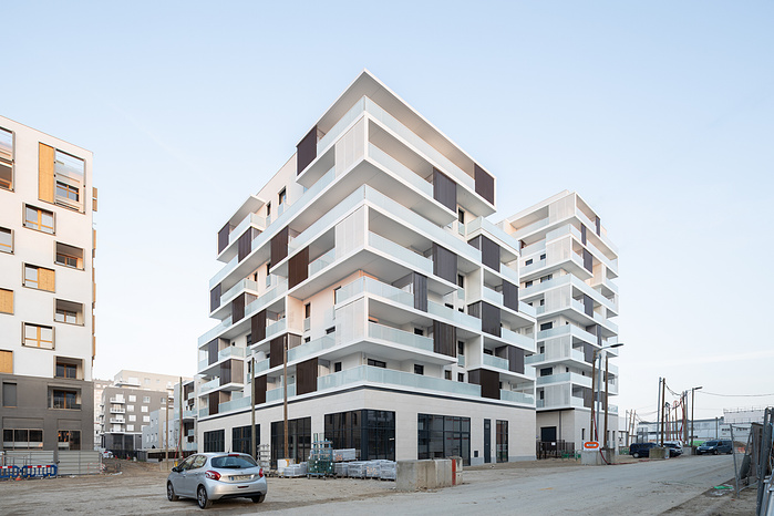 Reportage photo des logements réalisés par AEC Architectes à la ZAC Gare des Ardoines, Vitry sur Seine. Un projet lumineux et paysager en son centre qui émerge des chantiers environnants de la ZAC, encore en construction. Architectes : AEC Architectes, M