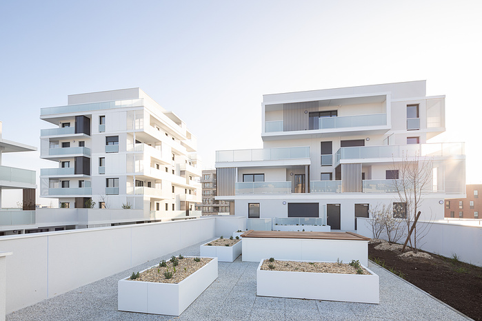 Reportage photo des logements réalisés par AEC Architectes à la ZAC Gare des Ardoines, Vitry sur Seine. Un projet lumineux et paysager en son centre qui émerge des chantiers environnants de la ZAC, encore en construction. Architectes : AEC Architectes, M