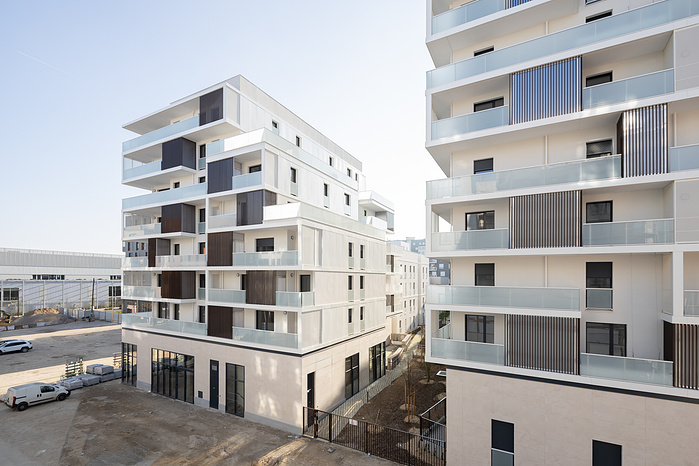 Reportage photo des logements réalisés par AEC Architectes à la ZAC Gare des Ardoines, Vitry sur Seine. Un projet lumineux et paysager en son centre qui émerge des chantiers environnants de la ZAC, encore en construction. Architectes : AEC Architectes, M