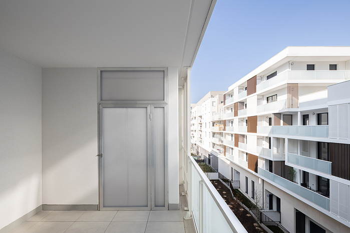 Reportage photo des logements réalisés par AEC Architectes à la ZAC Gare des Ardoines, Vitry sur Seine. Un projet lumineux et paysager en son centre qui émerge des chantiers environnants de la ZAC, encore en construction. Architectes : AEC Architectes, M