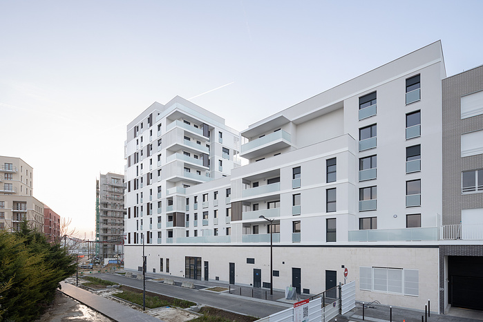 Reportage photo des logements réalisés par AEC Architectes à la ZAC Gare des Ardoines, Vitry sur Seine. Un projet lumineux et paysager en son centre qui émerge des chantiers environnants de la ZAC, encore en construction. Architectes : AEC Architectes, M