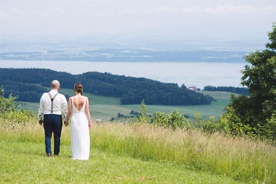 Couple qui regarde le lac de Neuchâtel depuis le Louverin.