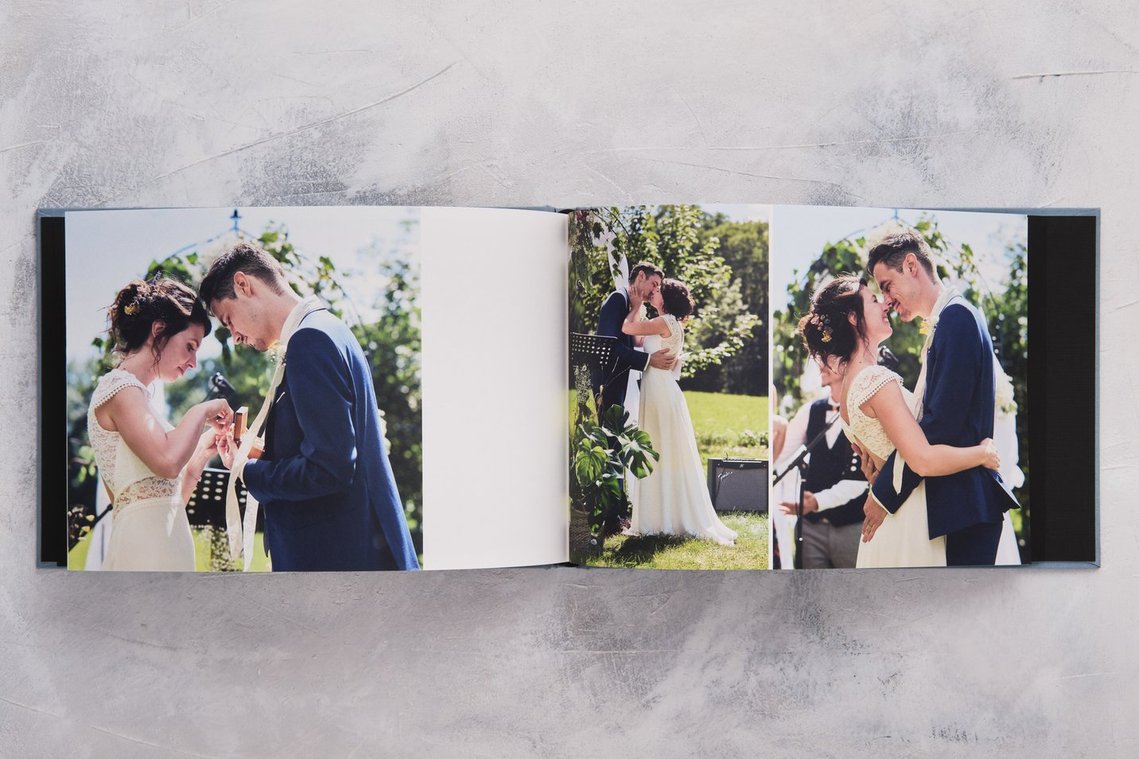 Double page d'un album photo de mariage.
