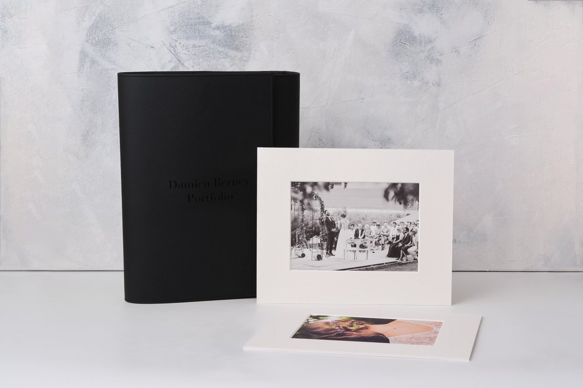 Pochette en cuir et tirage photo sous passe-partout.