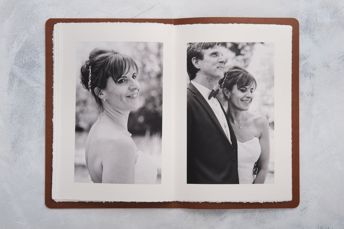 Double pages d'un album photo de mariage.Papier à bord frangé.