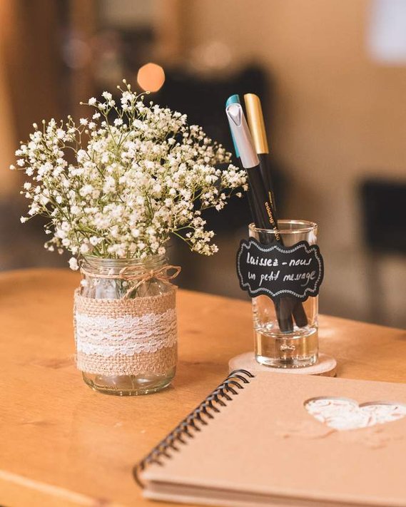 Livre d'or de mariage avec décoration florales.