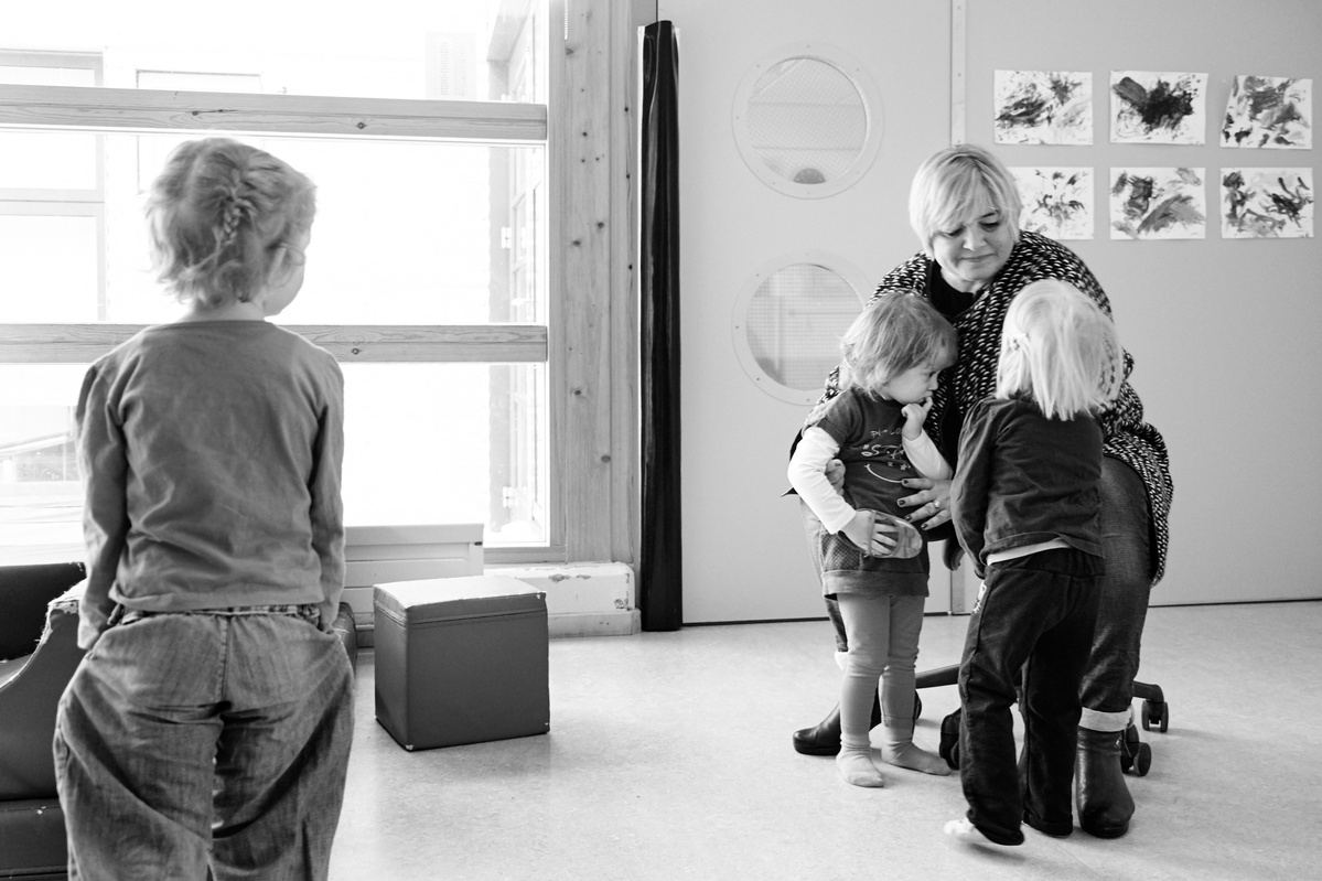 Guðrún Sólveig spjallar við nemendur. "Morgunstundin er ljúf, við erum tvær að taka á móti, og dásamlegt þegar bornin tínast inn í hús," Alls eru að jafnaði 86 börn á Sandavaði og tilheyra þau yngri deildum leikskólans.