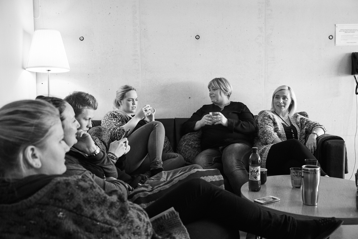 Á kaffistofunni eru Brynja, Andrea, Heiðar, Halldóra Guðrún Sólveig og Alida. "Við ræðum áhugasviðspróf og möguleika til náms. Þetta er unga fólkið okkar í leikskólanum."