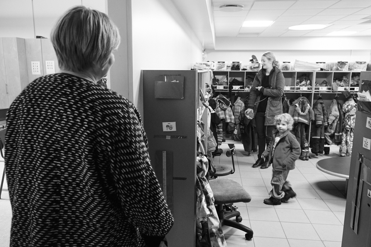 Guðrún Sólveig tekur alltaf á móti börnunum þar á fimmtudögum. "Mér finnst gott að sjá foreldra og að þeir sjái mig stundum," segir hún. Rauðhóll er á þremur stöðum; Litir eru við Sandavað, Ævintýri við Árvað og Björnslundur.