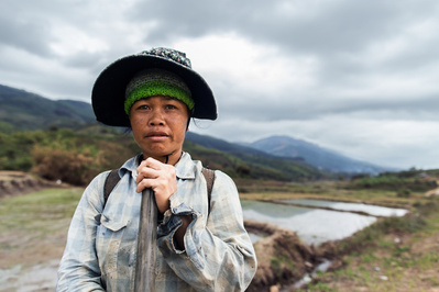 Portret van een Vietnamese boerin op het platteland.
Portrait of a Vietnamese female farmer in the countryside.
Portretten fotograaf Rotterdam 