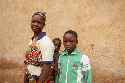 Portret van een moeder uit Benin met haar kinderen.
Portrait of a mother form Benin with her children. 
Portretten fotograaf Rotterdam 