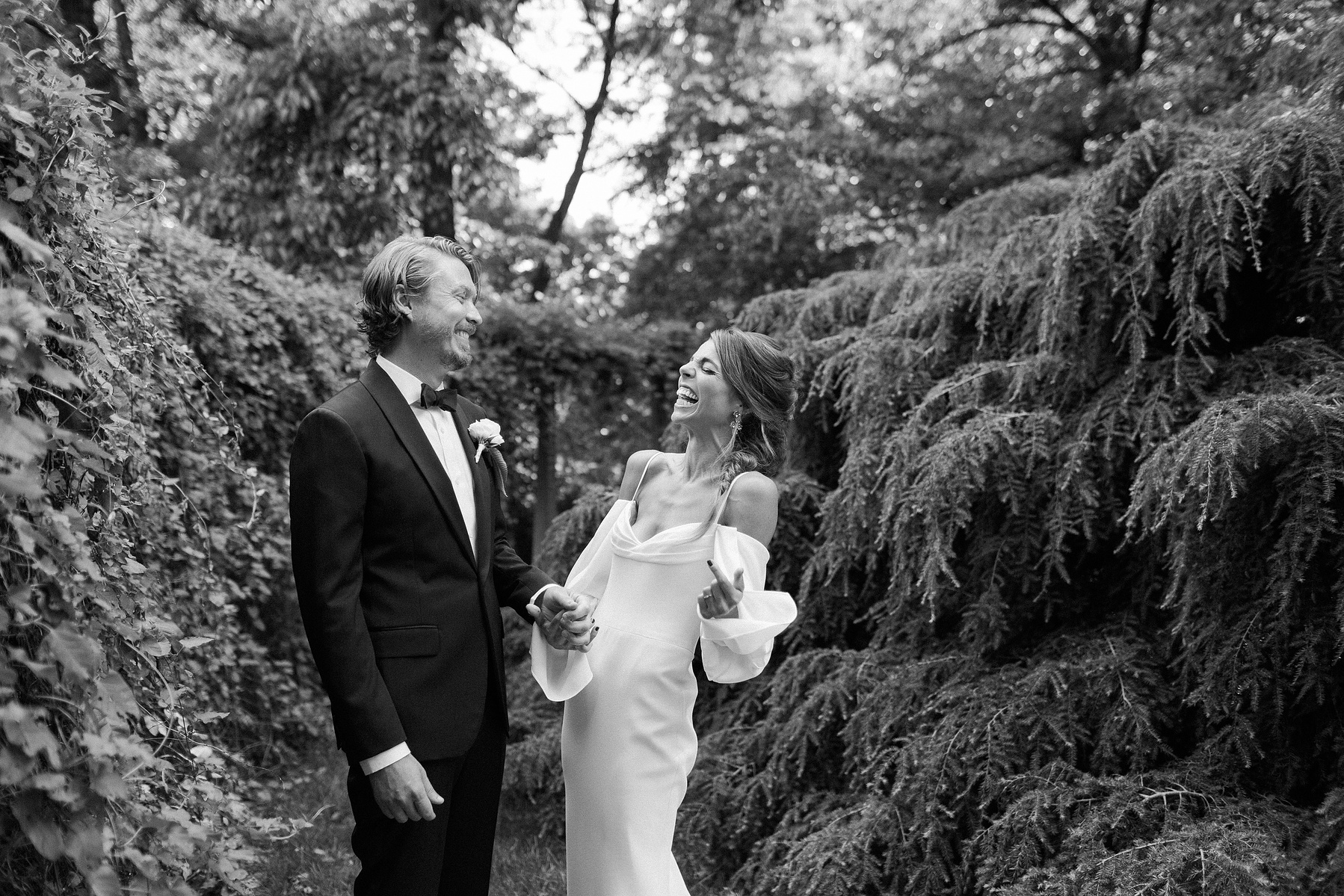 Couple portraits at the Brooklyn Botanical gardens during a summer wedding. Corey Torpie wedding photojournalism. 
