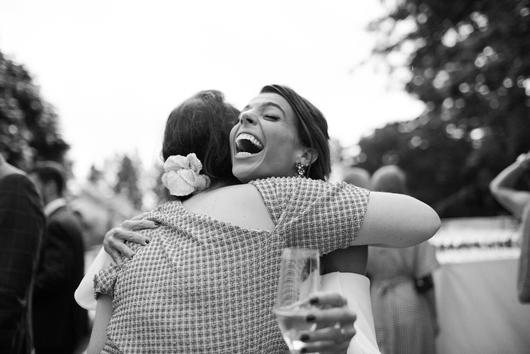 Brooklyn botanical gardens summer wedding guests at cocktail hour. Corey Torpie Wedding Photojournalism.