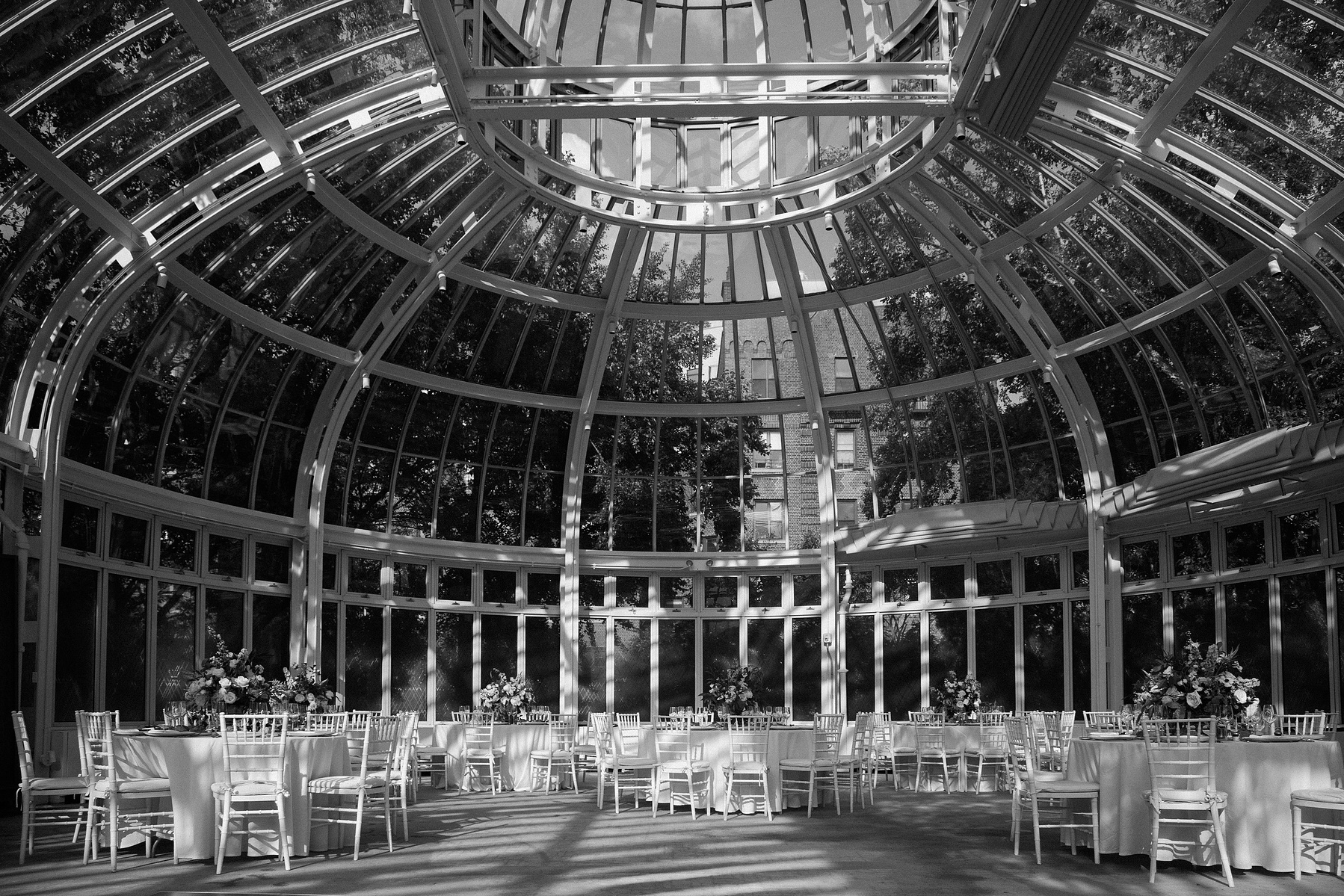 Brooklyn Botanical garden atrium for a summer wedding 2021. Corey Torpie Wedding Photojournalism. 