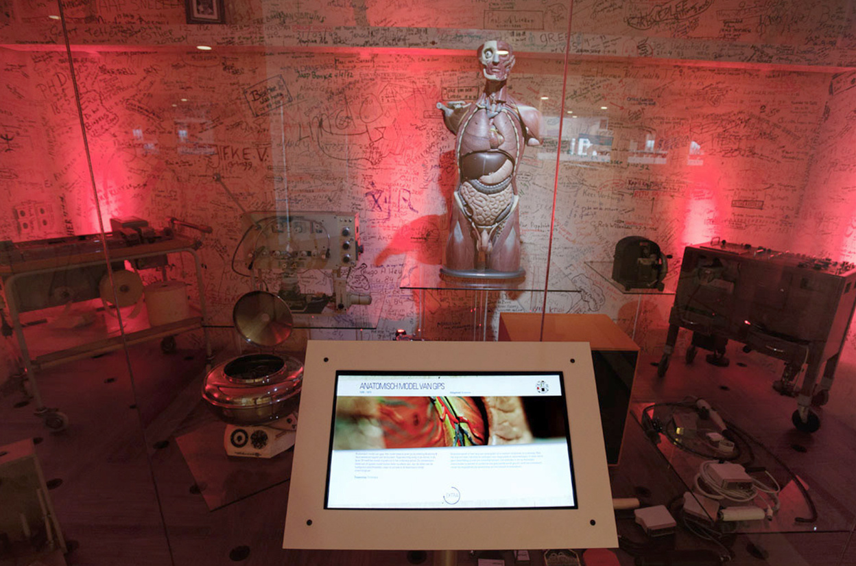 Touchscreen in expositie Zweetkamertje Erasmus MC.