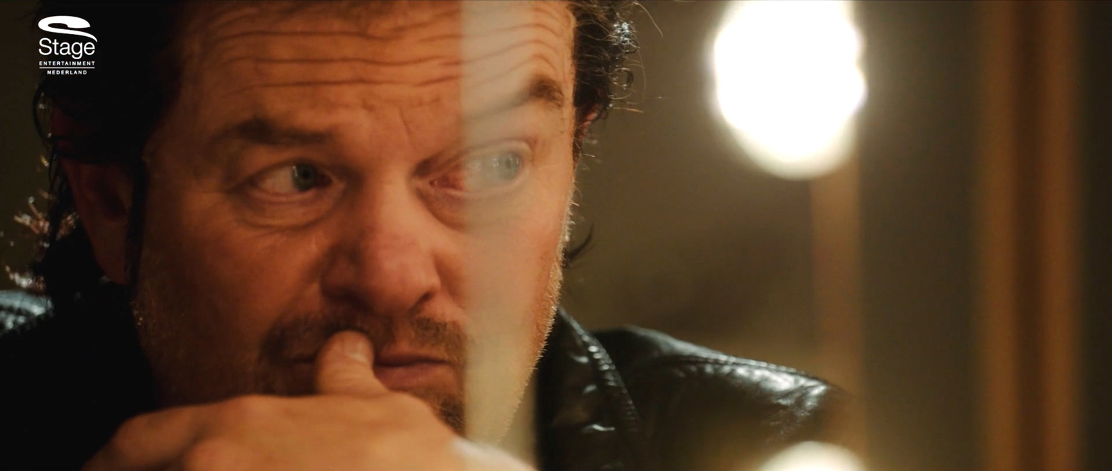 Martijn Fischer plays André Hazes in the musical Hij Gelooft in Mij just sitting backstage.