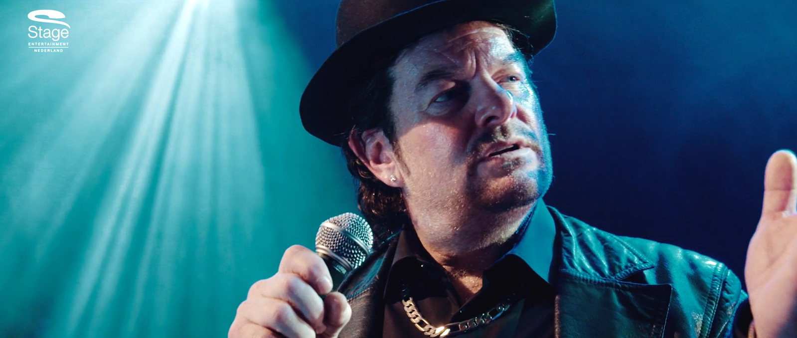 Martijn Fischer plays André Hazes in the musical Hij Gelooft in Mij.
