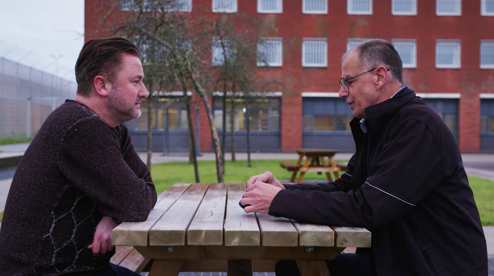 Dennis Weening interviewt in het programma Bits in de Bajes.
